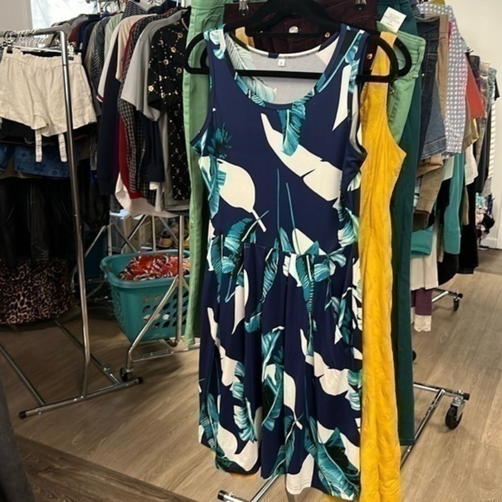 Blue teal and white women’s dress floral pattern with pockets size medium